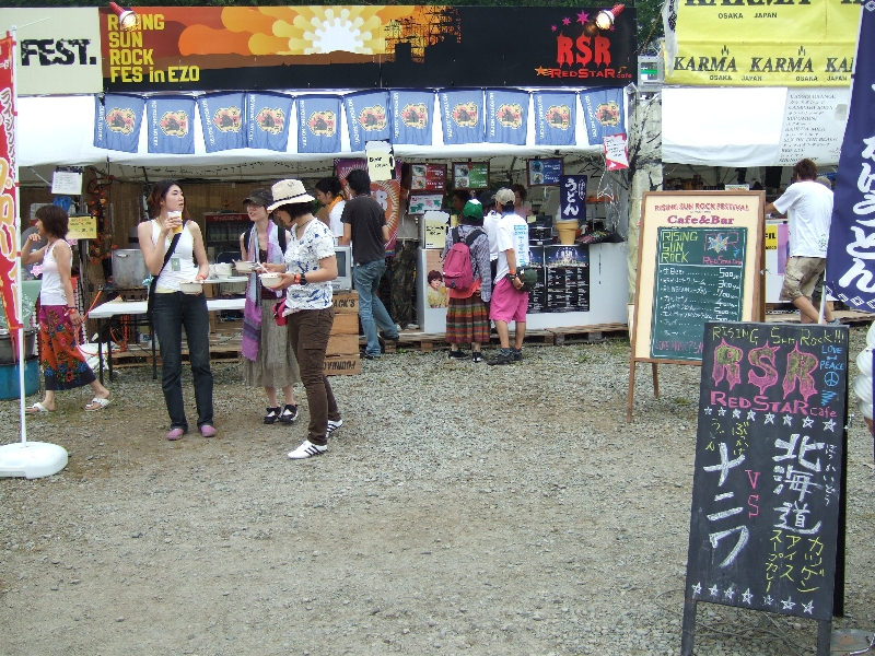北海道のライジング・サン・ロック・フェスティバルの店。