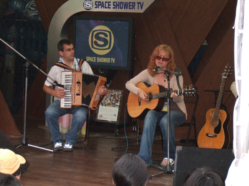 ライブも行われます。エディ・リーダー。