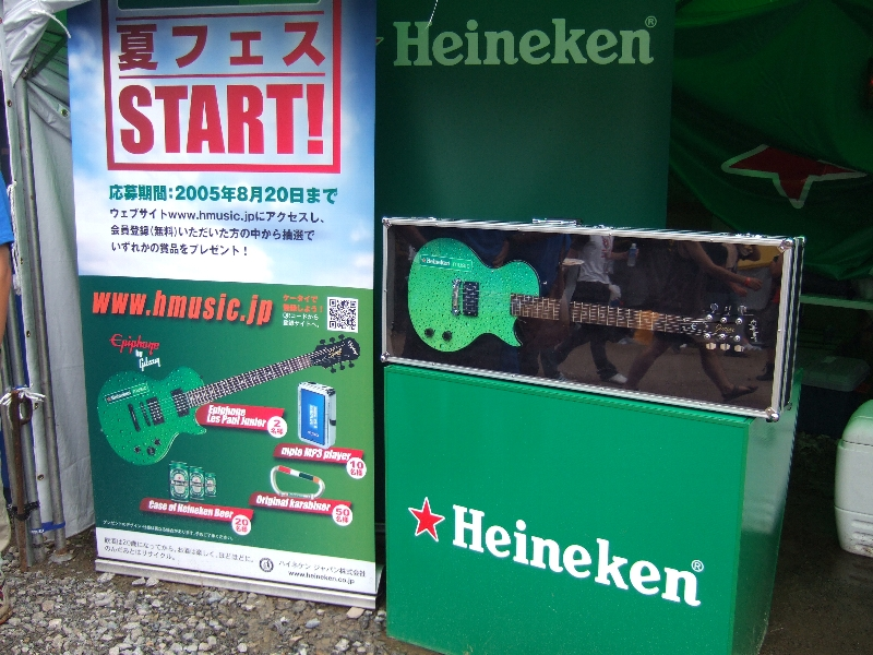 会場内にはハイネケンの店がいくつもありますが、オアシスではギターを展示していました。