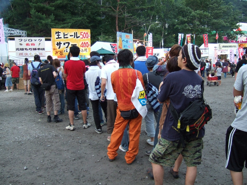 前夜祭の開場40分で早くも行列を作る人気。