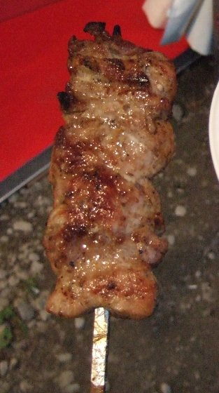 オアシスエリア、定番のもち豚串。500円。たれとしおがあります。