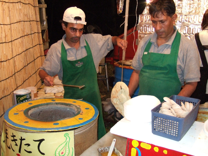 インド料理屋のナンカレーは容器より大きいナンをその場で焼いています。
