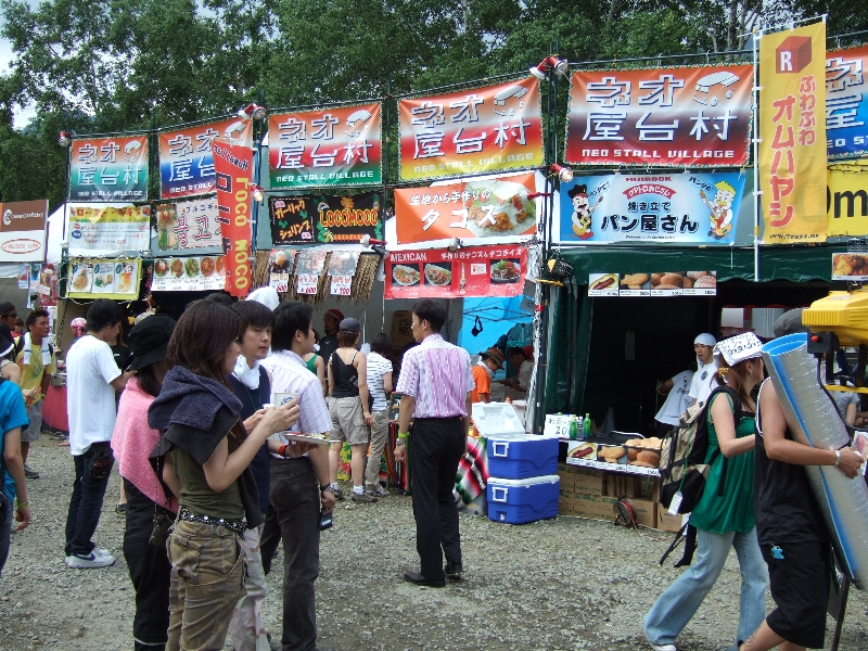 スパイシー料理店の隣は、ネオ屋台村の6店が並びます。パン屋もあります。