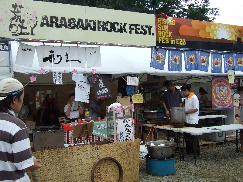仙台の荒吐ロック・フェストの店。サマーソニックの店は見あたりませんでした。
