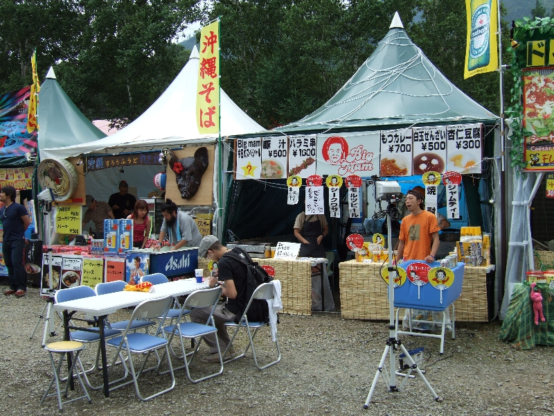 その隣のBIG MAMは自前のいすと机を用意している。その隣は沖縄そば店。