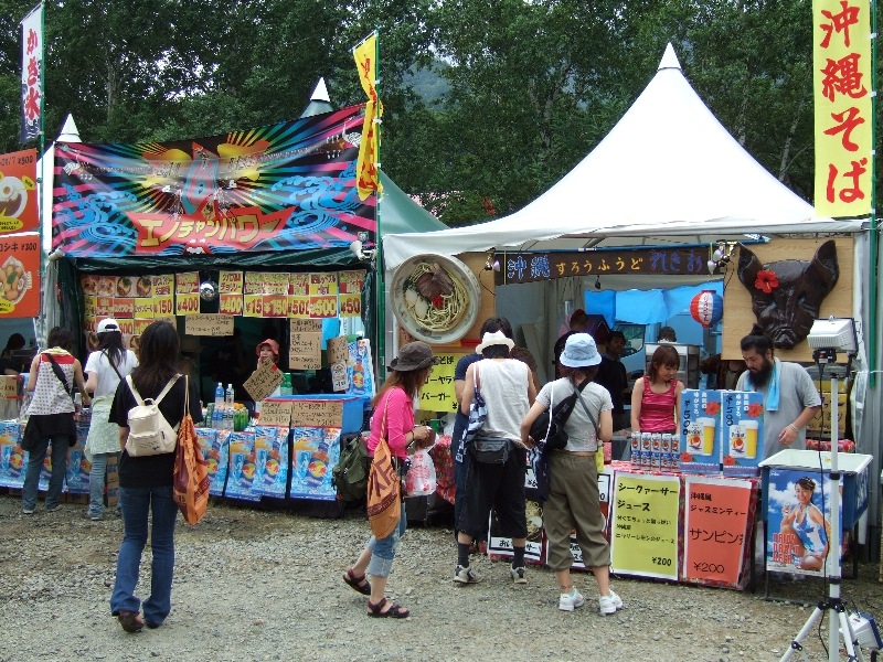 沖縄そば店の隣はスパイシー料理の店。「ロッケンロール」「スージー喰う」という料理があります。「スージー喰う」は「スージーQ」に引っかけたのでしょうか。牛すじ丼です。