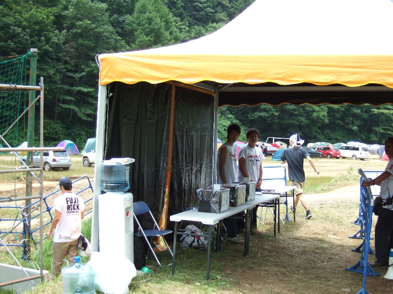 オレンジ・コート向こうにある入場ゲートとオートキャンプ場。05年から新設。