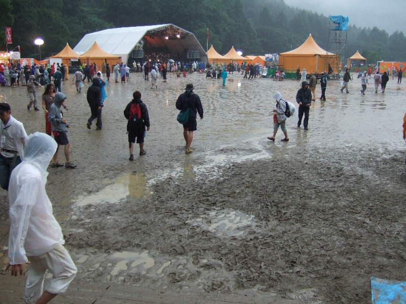 雨天のオレンジ・コートはフィールド・オブ・ヘブンよりましという程度で、ホワイト・ステージよりも水はけはよくありません。