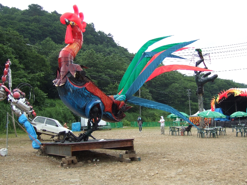 05年に新たに登場したオブジェ。ザ・パレス・オブ・ワンダーのオブジェは車の部品を寄せ集めて作られていますが、これは胴体が車のボディになっています。