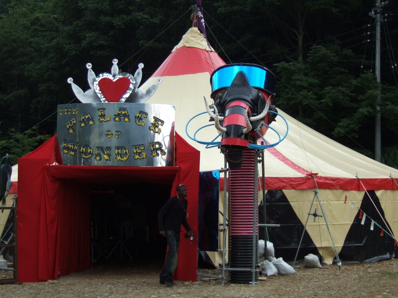 テント。土曜日の夜は大貫憲章が「ロンドン・ナイト」をやります。