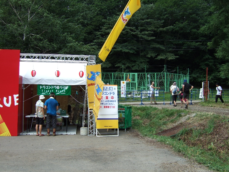 リーバイスのスペースの横にドラゴンドラ乗り場への3つ目の経路ができました。