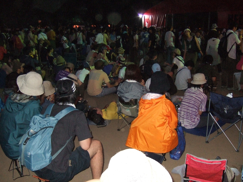 レッドマーキーが混雑するときは、屋根のない後方のコンクリート部分が人であふれます。