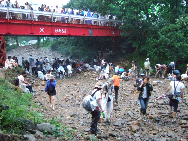 川の下流にはアルバイトのスタッフとおぼしき人が立っているので、それより下流には行けないようです。