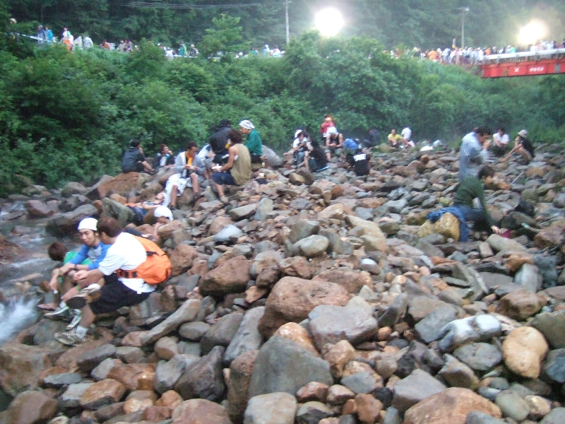 右上の橋はオアシスと入場ゲート付近を結ぶ仮設橋。