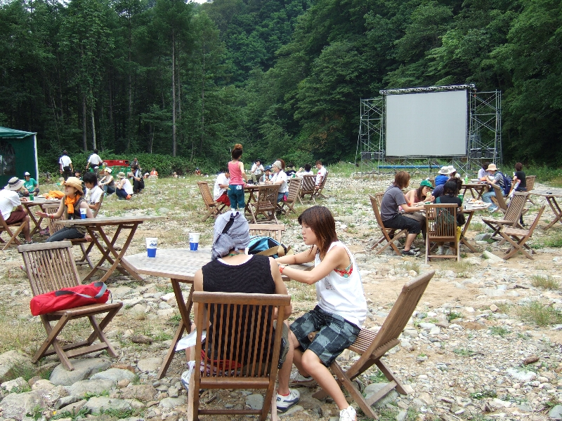 もともとは浅貝川の河原であろうところ天国の広場。夜は映画が上映されます。後方にスクリーンがあります。
