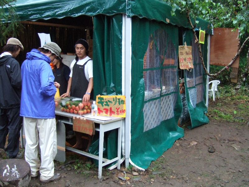 キューリとトマトをそのまま売る店。