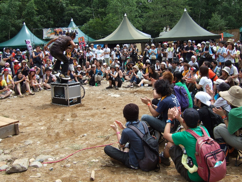 04年も同じ場所で大道芸をしていた人。05年は火を使いませんでした。