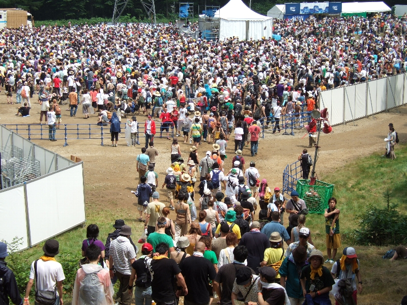 晴れて人が多いときのホワイト・ステージ。左側がステージです。