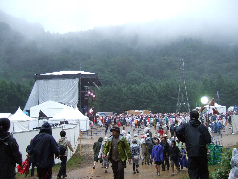 雨に煙るホワイト・ステージ。