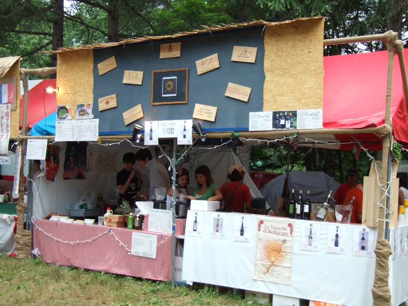フランス料理店の隣のワイン店。