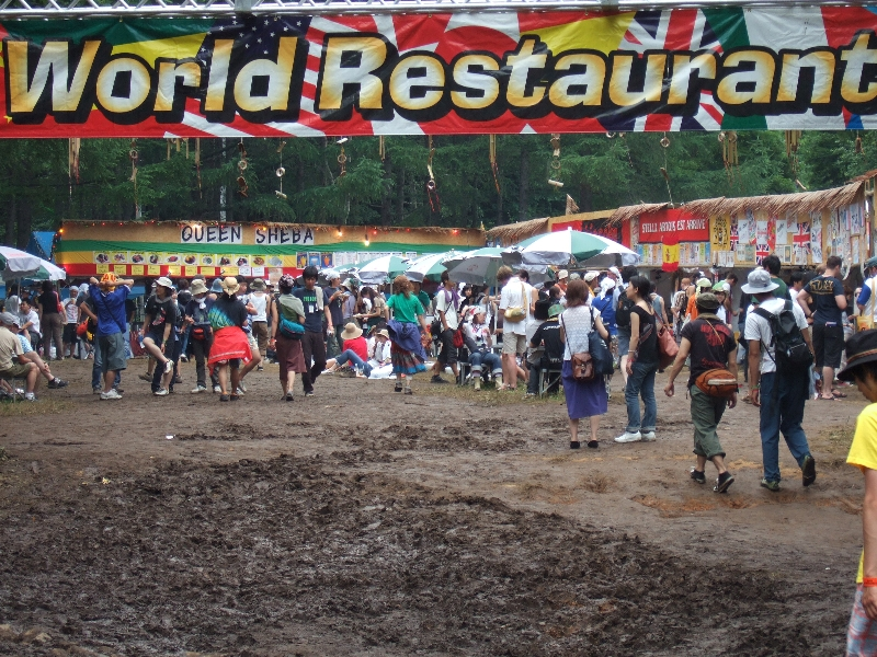 05年のワールド・レストランは机に日よけがつきました。