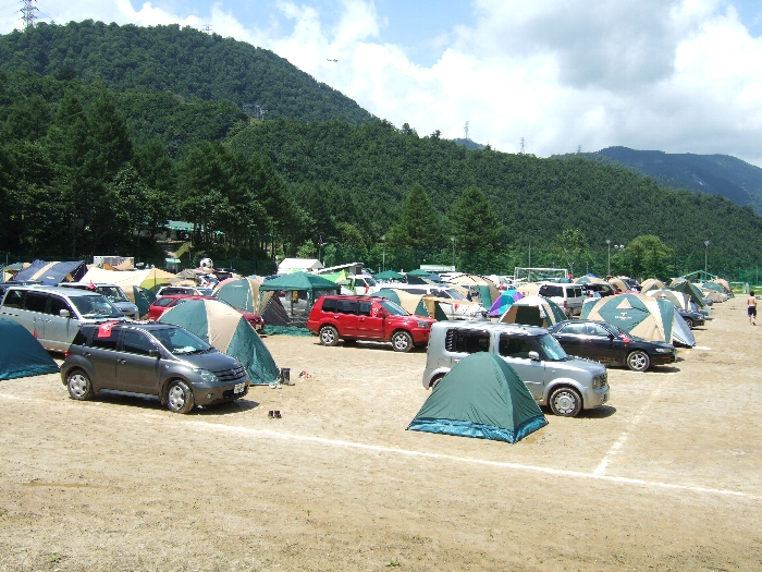 利用者はかなり多い。一度入場すると終演翌日まで車を出せないのが難点。開催期間中に車を移動する予定がなければとても便利です。