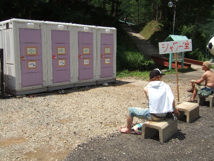 オート・キャンプ場にある個室型シャワー室。 