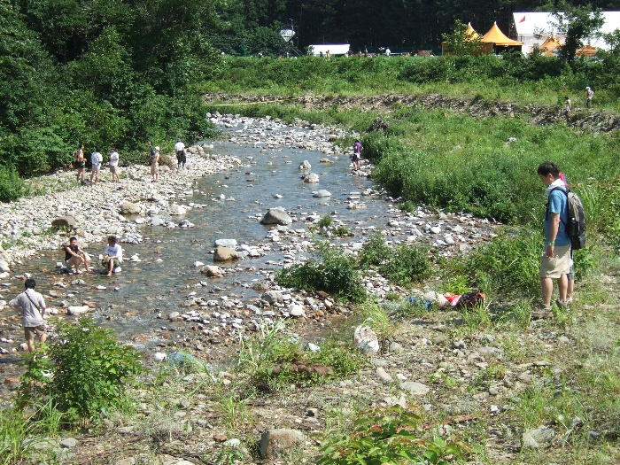 オート・キャンプ場とオレンジ・コート沿いにある浅貝川。