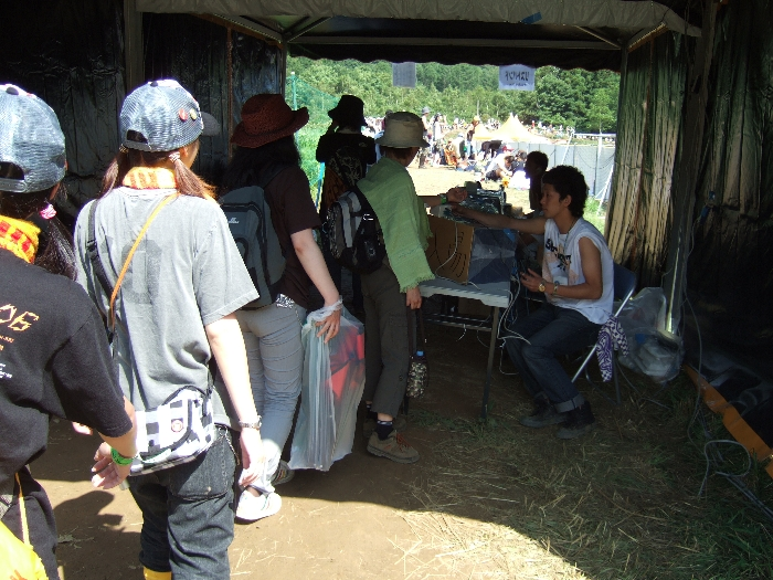 オート・キャンプ場からオレンジ・コートに戻るときにリストバンドのチェックがあります。