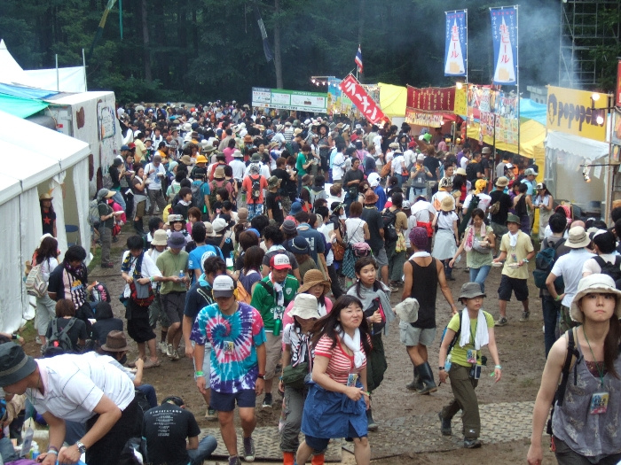 にぎわうアバロン・フィールド。