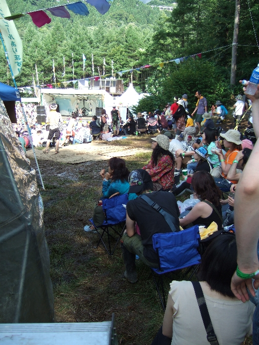 日陰で暑さを逃れる人。