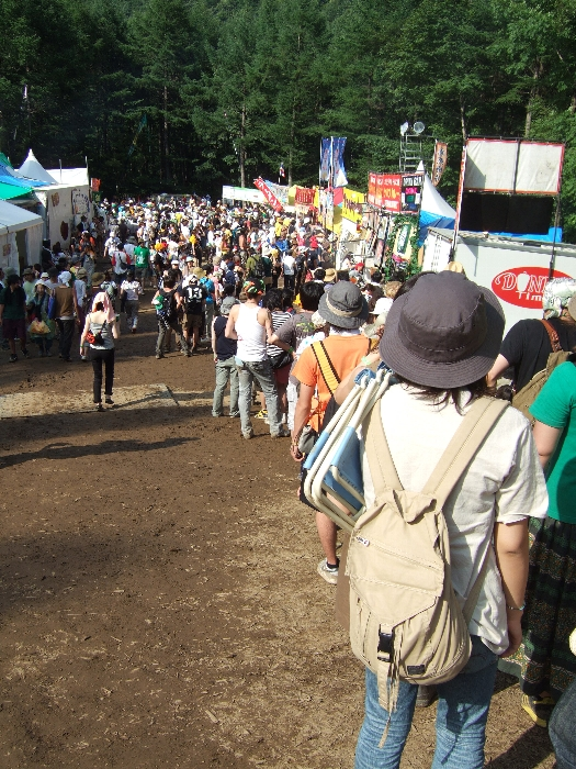 にぎわうアバロン・フィールド。右の列は飲食店の待ち行列です。