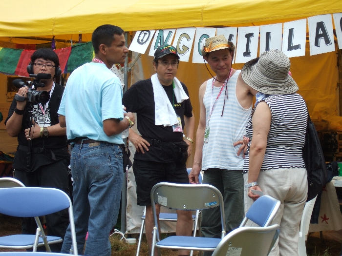 NGOビレッジの参加者と話すフジロックフェスティバル主催者、スマッシュの日高氏。