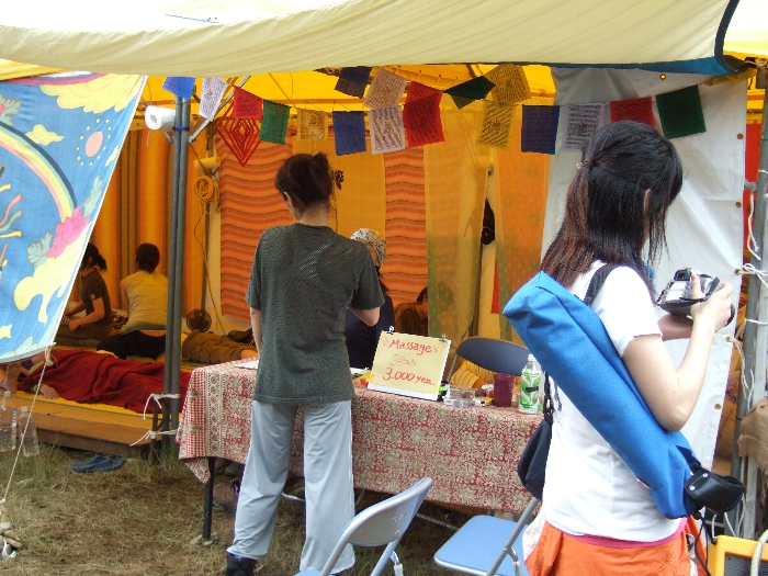 マッサージをしてくれる店。