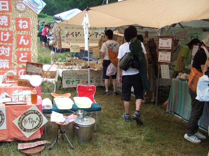 木、土、植物を使用するため、製品の色は肌色系統が多い。