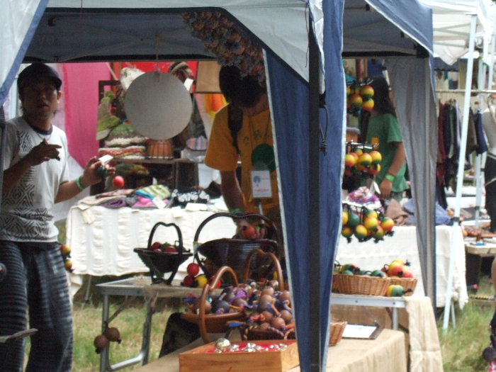 簡易な楽器も売っている店。