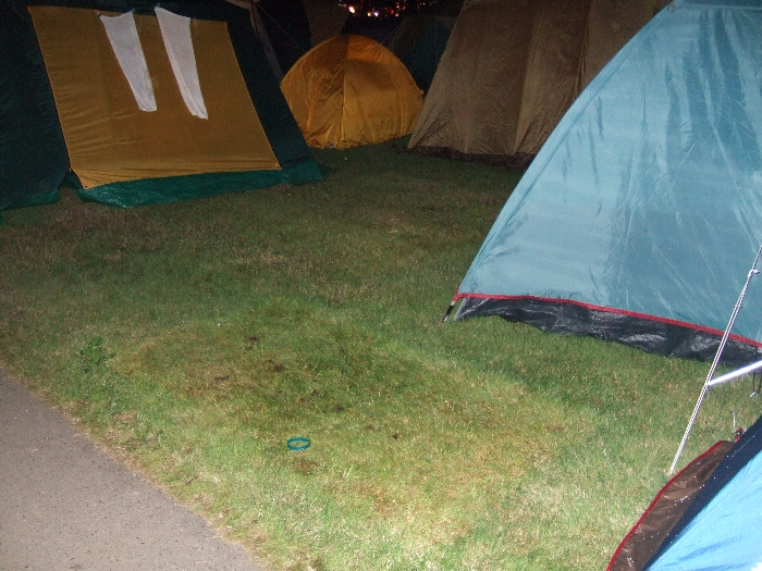 3日目終演後、午前2時40分ごろ。すでにテントを撤収し、跡だけが残っているところ。