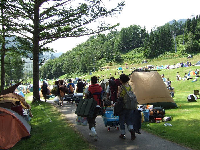 引き揚げる人たち。