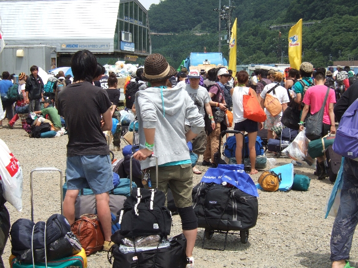 公式グッズやアーティストTシャツを買ったりして多少荷物は増えます。