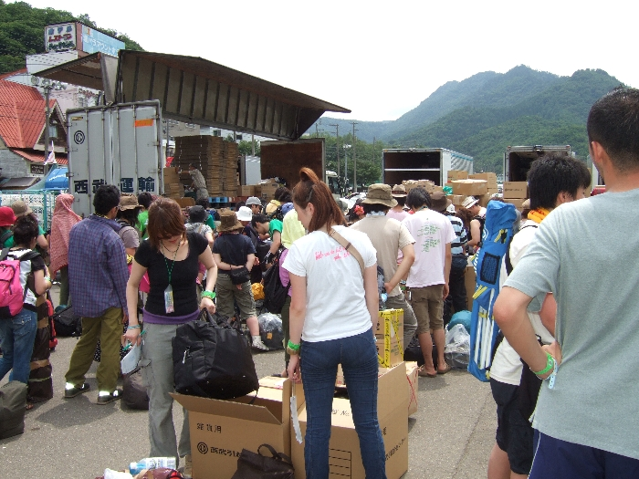 宅配便業者の受付に並ぶ人たち。