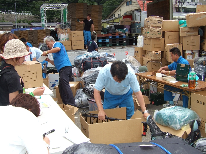 荷物に直接荷札タグをつける方式のほか、ダンボール、ビニール袋、荷札貼りつけなどの種類があります。ダンボールやビニール袋代は配送料金の中に含まれています。荷物の形態のよって適切な方法を決めてくれます。