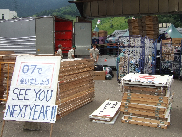 表示板などの撤収作業わき。