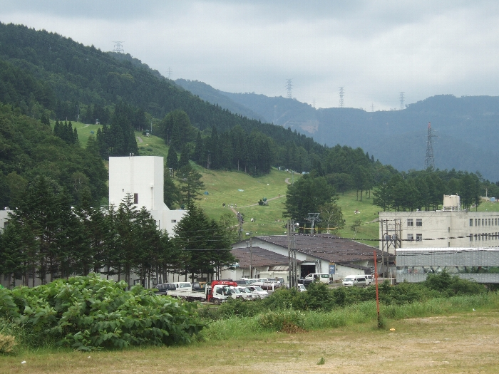 午後0時20分ごろ。キャンプサイトの撤収時間を過ぎていますが、わずかにテントが残っています。