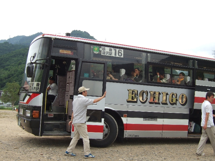 場内駐車場から出る越後湯沢駅行きのシャトルバス。バスは満員になった時点で出発しますが、越後湯沢駅までの30分は静まりかえっており、多くの人が疲労で寝ています。
