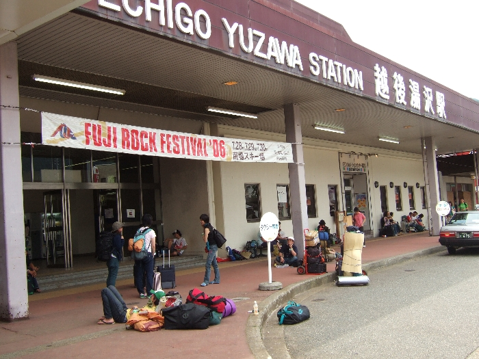 越後湯沢駅入り口。