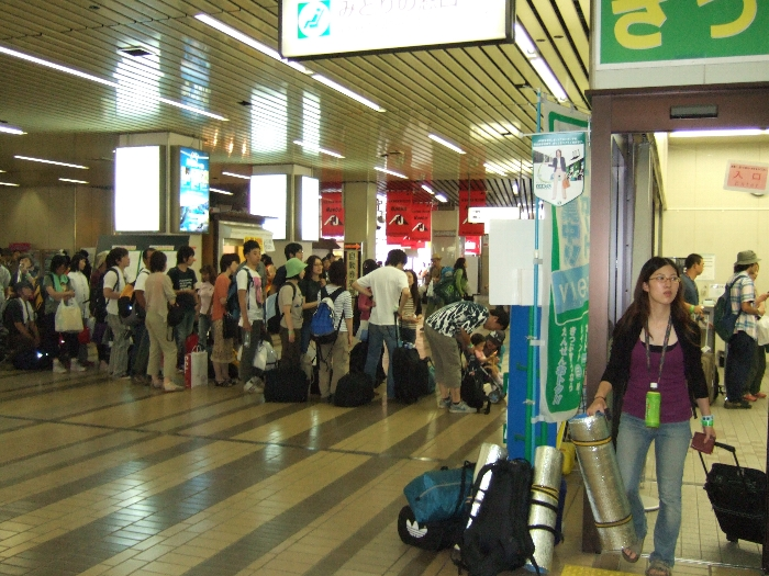 新幹線などの切符を買うために並ぶ人の行列。100メートルほど並んでいます。