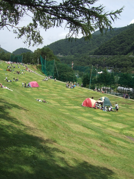 10時から12時にかけ、撤収時間が迫っていることを呼びかける人がキャンプサイトを巡回しています。テントで寝ていても起こされることがあります。