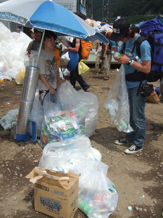 撤収日の午前中は、キャンプサイト前のごみ分別所にボランティアがいます。