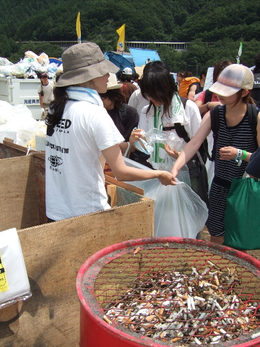 ごみ分別所のボランティア。