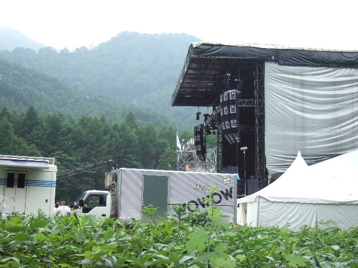 ボードウォークの途中で見えるホワイト・ステージ。ステージそのものを見ることはできません。